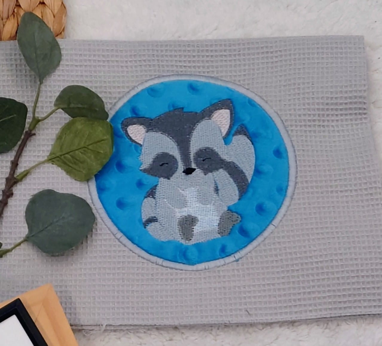 Kuschelkissen "Waschbär" – Bild 2