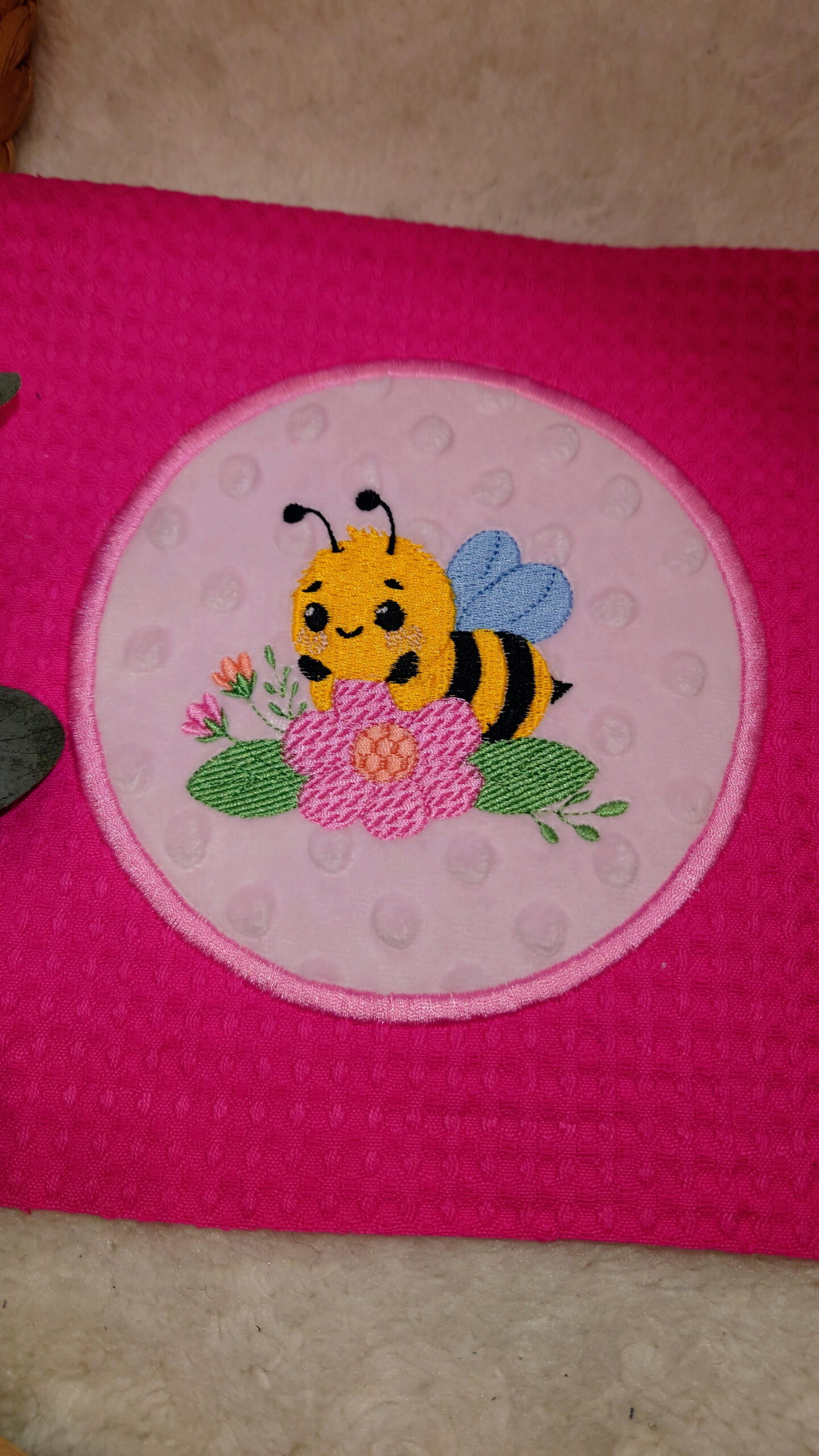 Kuschelkissen "kleine Biene" – Bild 3