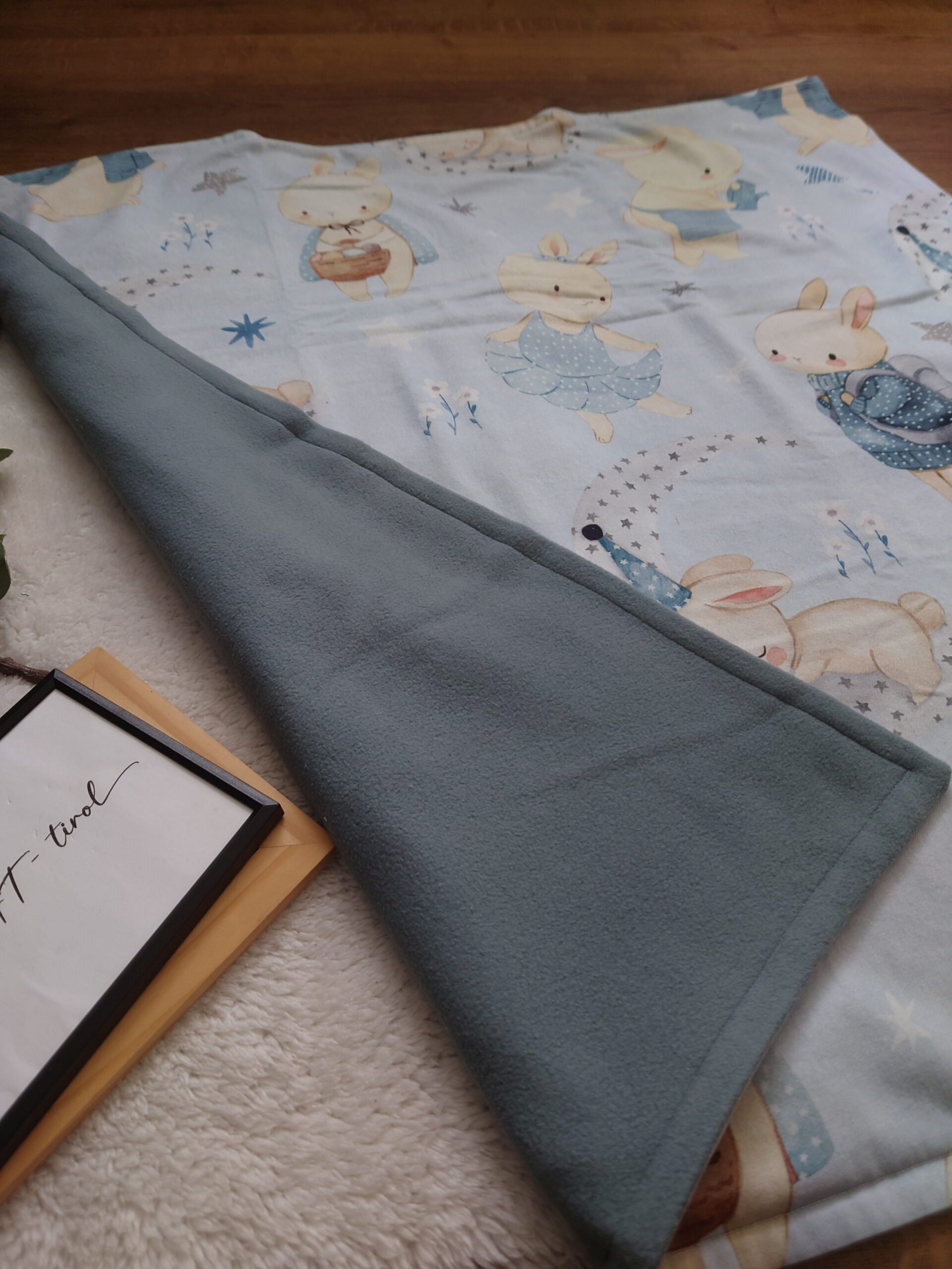Premium Kuscheldecke „Kleine Hasenwelt“ 🐰✨ - ca. 90x90 cm – Bild 6