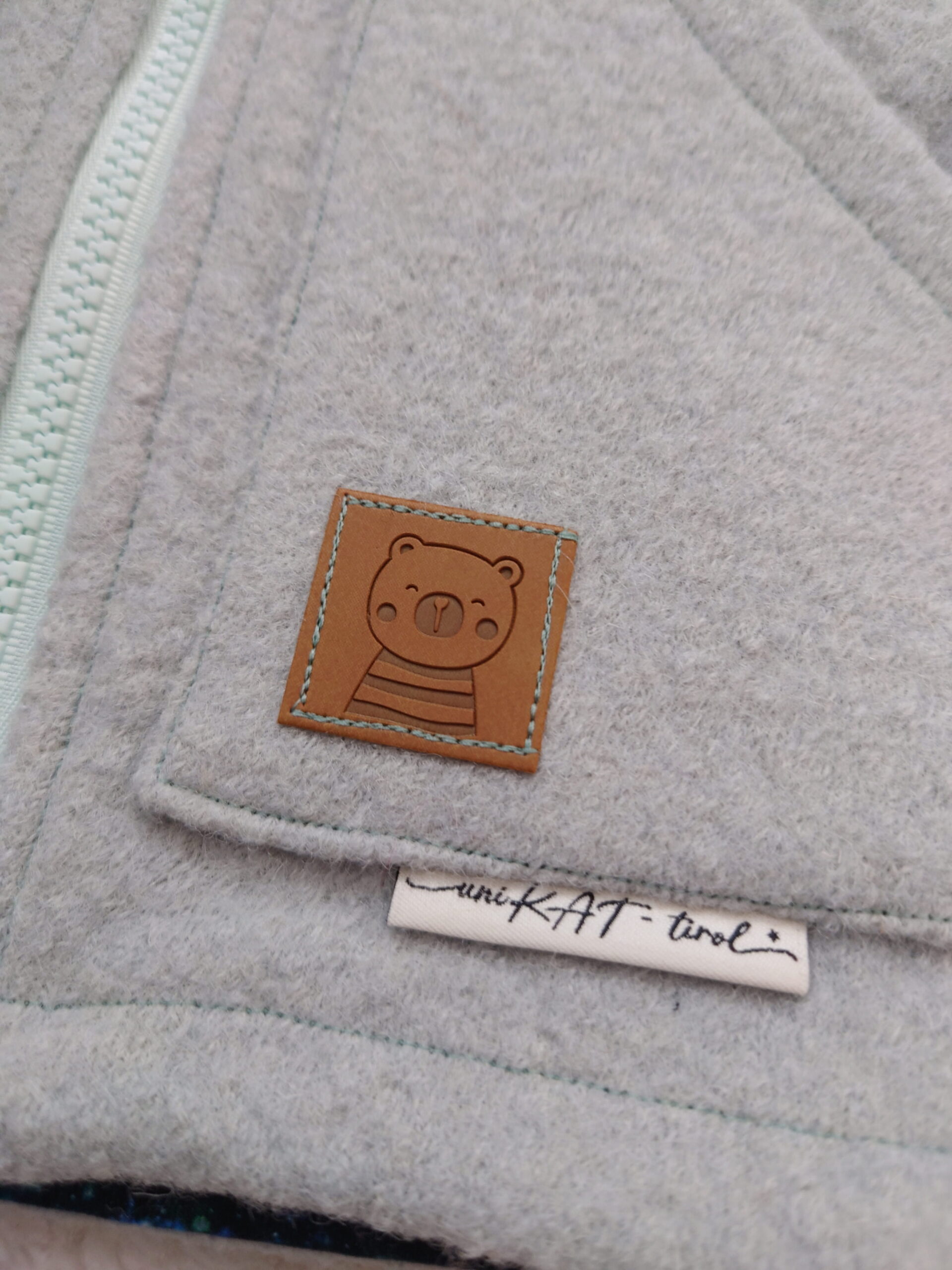 Walkjacke „Galaktischer Papagei“ 🌌🦜 - Gr. 98 – Bild 3