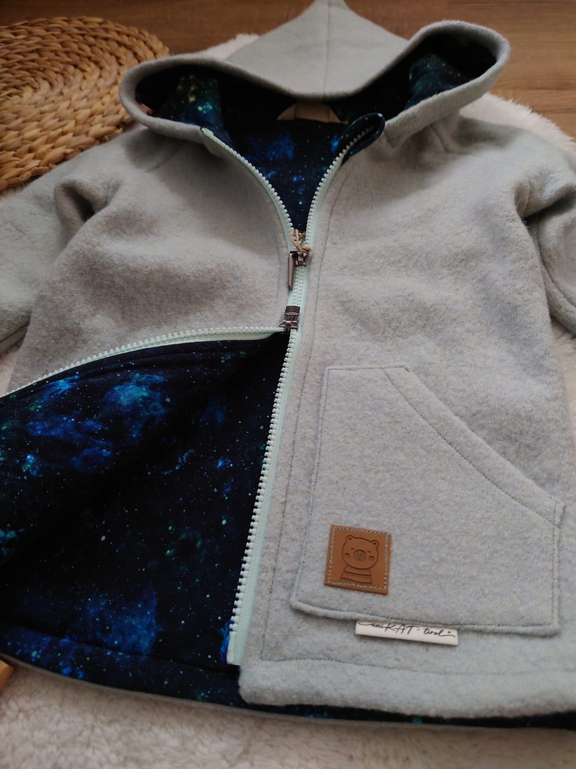 Walkjacke „Galaktischer Papagei“ 🌌🦜 - Gr. 98 – Bild 2